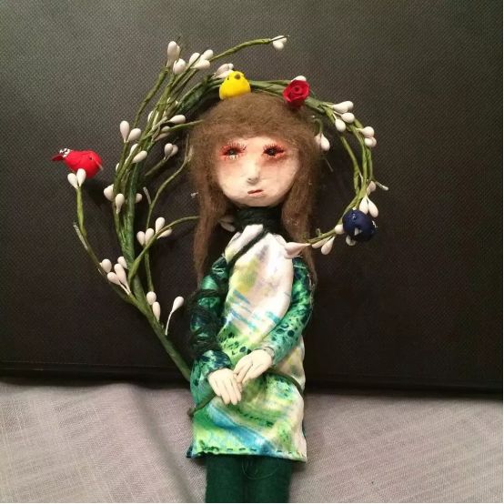 孩子用盒子建造废弃城市在家里,12岁男孩自己捡破烂