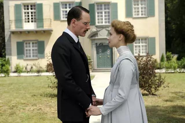 当一个女人没有社交只有家庭,当一个女人没有经济来源没工作