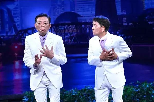 25年申花真铁杆“阿德哥”演出当面吐槽曹赟定“申花一直输球”