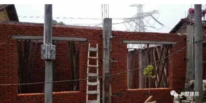 小伙回农村改造老屋子用了50万元,小伙回农村建房子