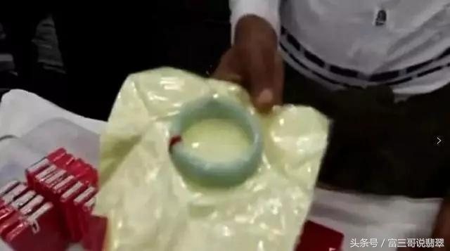 几十元低价翡翠是真是假,卖假翡翠的人收高价格能怎么处理