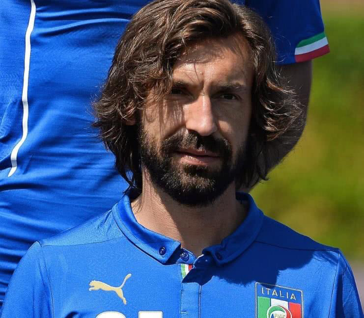 卡卡和皮尔洛哪个前腰厉害,足坛十大前腰卡卡