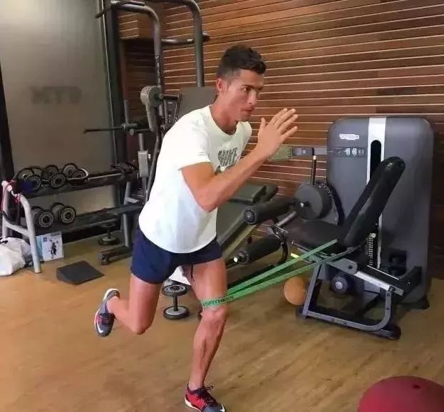 如何练出c罗一样的腿部肌肉,像c罗一样的过人身体对抗