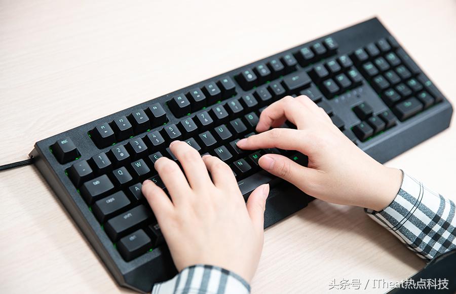 雷蛇入门机械键盘,雷蛇黑寡妇蜘蛛v3绿轴键盘测评