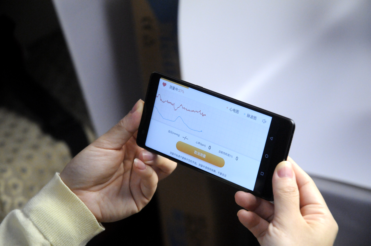 口袋里的关爱：私人医生H1智能手机