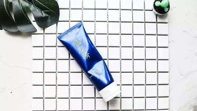 雪肌精护肤有依赖么,雪肌精酒精味很重对皮肤好吗