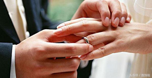 手指戴钻戒对戒指有影响吗,戴钻戒的手怎么戴两个戒指