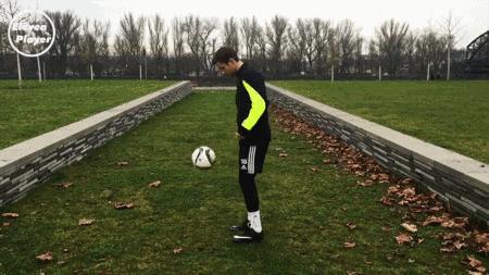 足球教学起球过人技巧,足球技巧平地起球