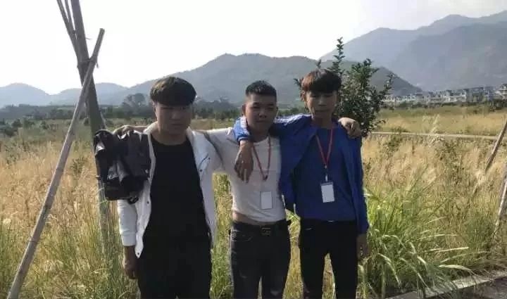 老人摔倒小伙子扶起来后续,老人摔倒男子扶老人拍视频留证据