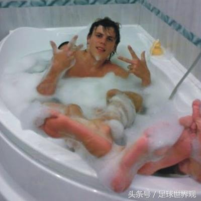 足坛这对同志球星惹事了！打伤政府*官高**，自毁生涯还可能面临刑罚