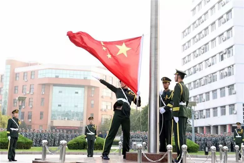 学生军训整齐划一的军姿,军训军姿