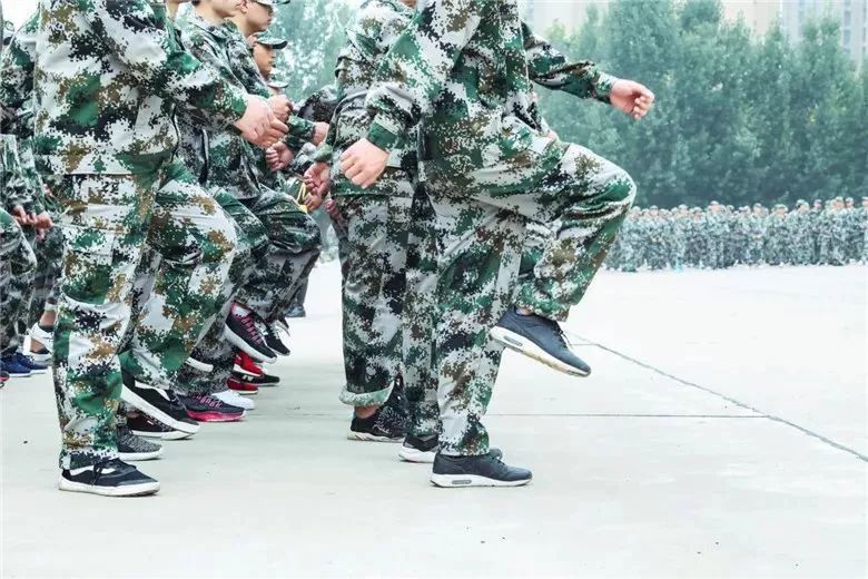 学生军训整齐划一的军姿,军训军姿