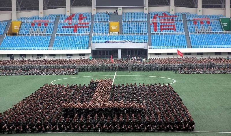 学生军训整齐划一的军姿,军训军姿