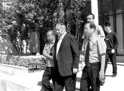 被通报“精神状态不佳”的他，有个“研究”死亡的前任