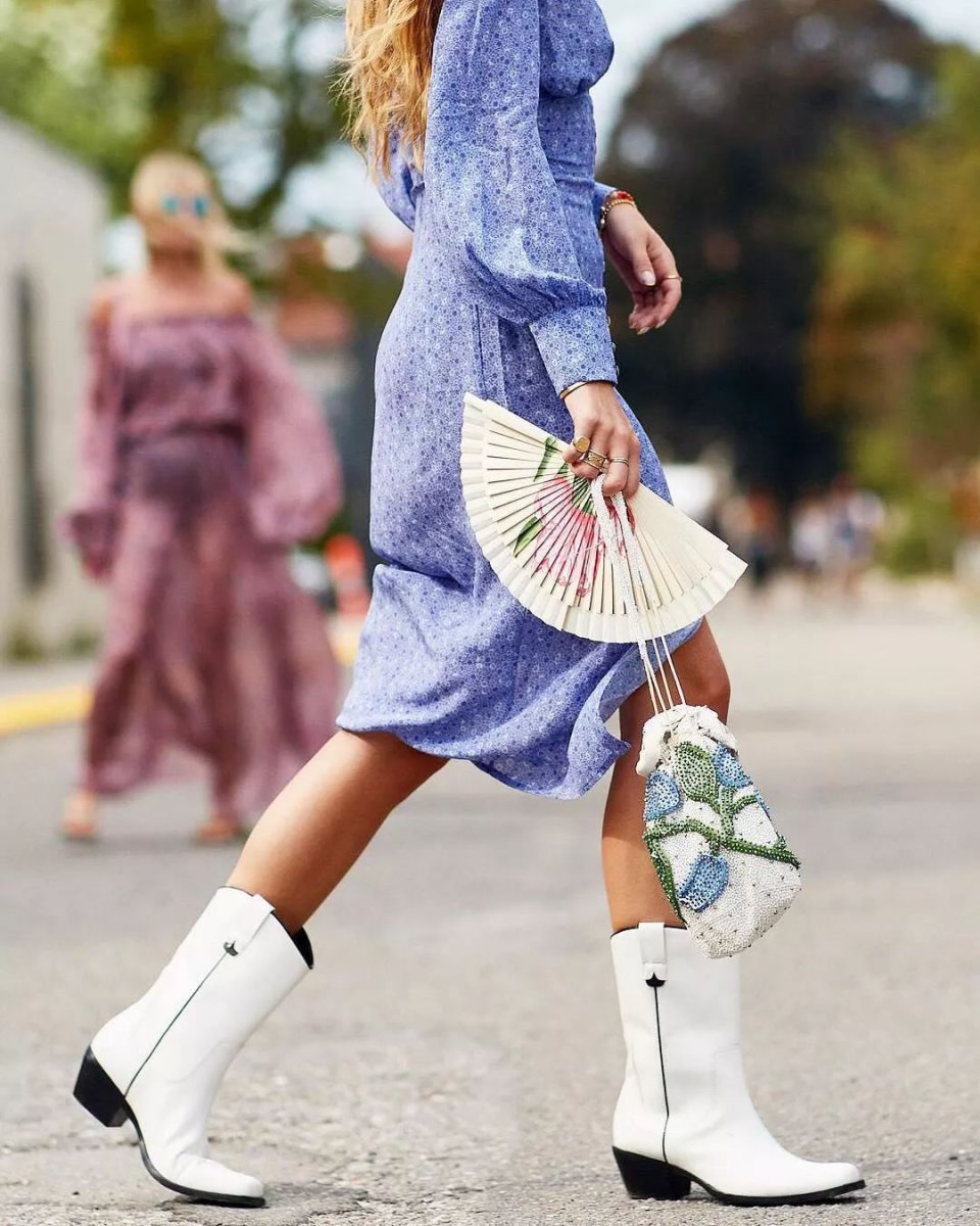 今年的靴子流行买短不买长,今年秋冬穿靴子就买这3种高级色