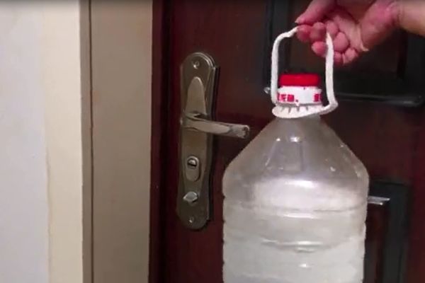 门把手挂空油桶好不好,在门上方挂东西好不好