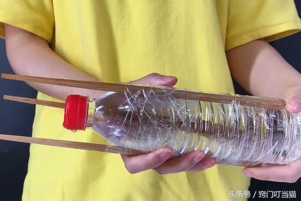 塑料瓶上绑3根筷子，绑一次能用7天，解决了你出门旅游的烦恼！