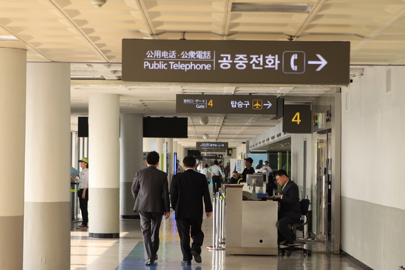 想坐飞机去外国需要准备什么,到韩国的国际航班还正常飞吗