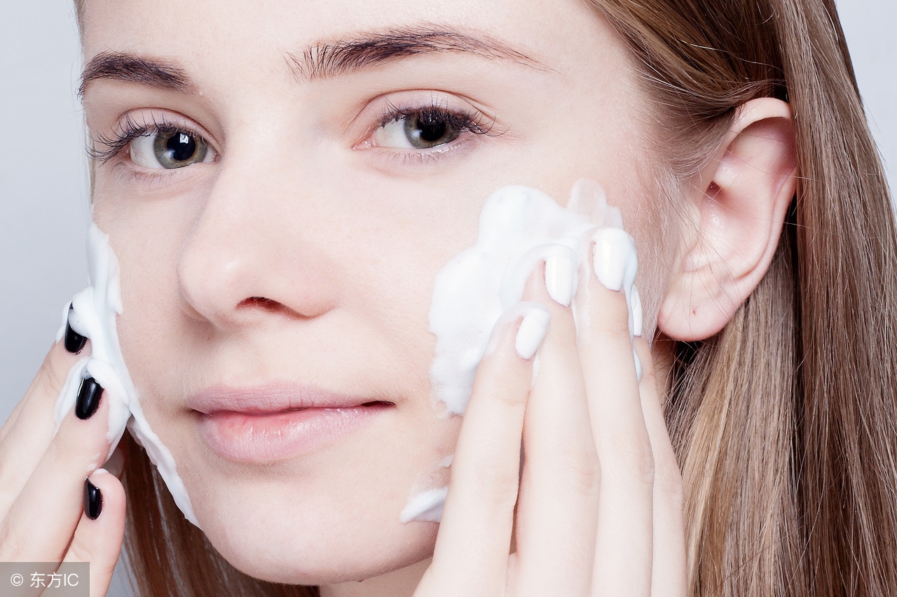 下巴起闭合粉刺怎么处理,下巴长粉刺该怎么处理