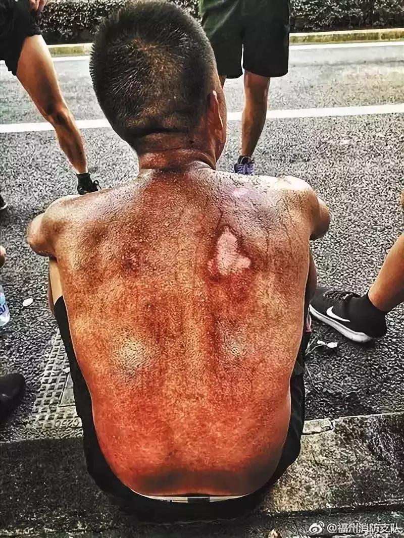 脱下军装依然要拥有军人的素质,脱掉军装只剩下军人的荣誉感