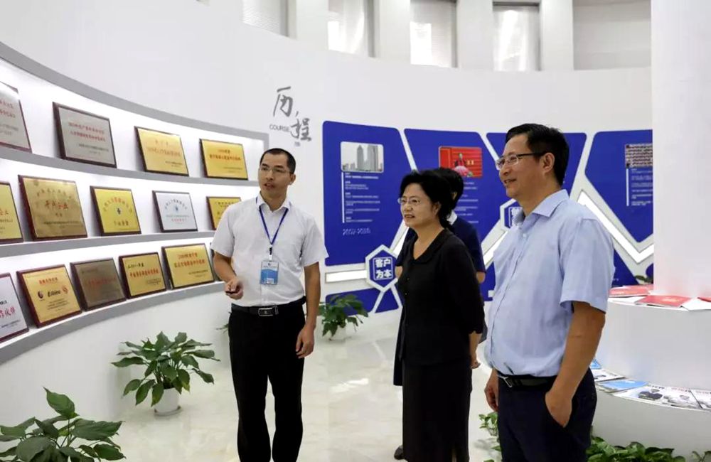 广西区政协副主席工商联主席磨长英到广西锦绣前程公司调研