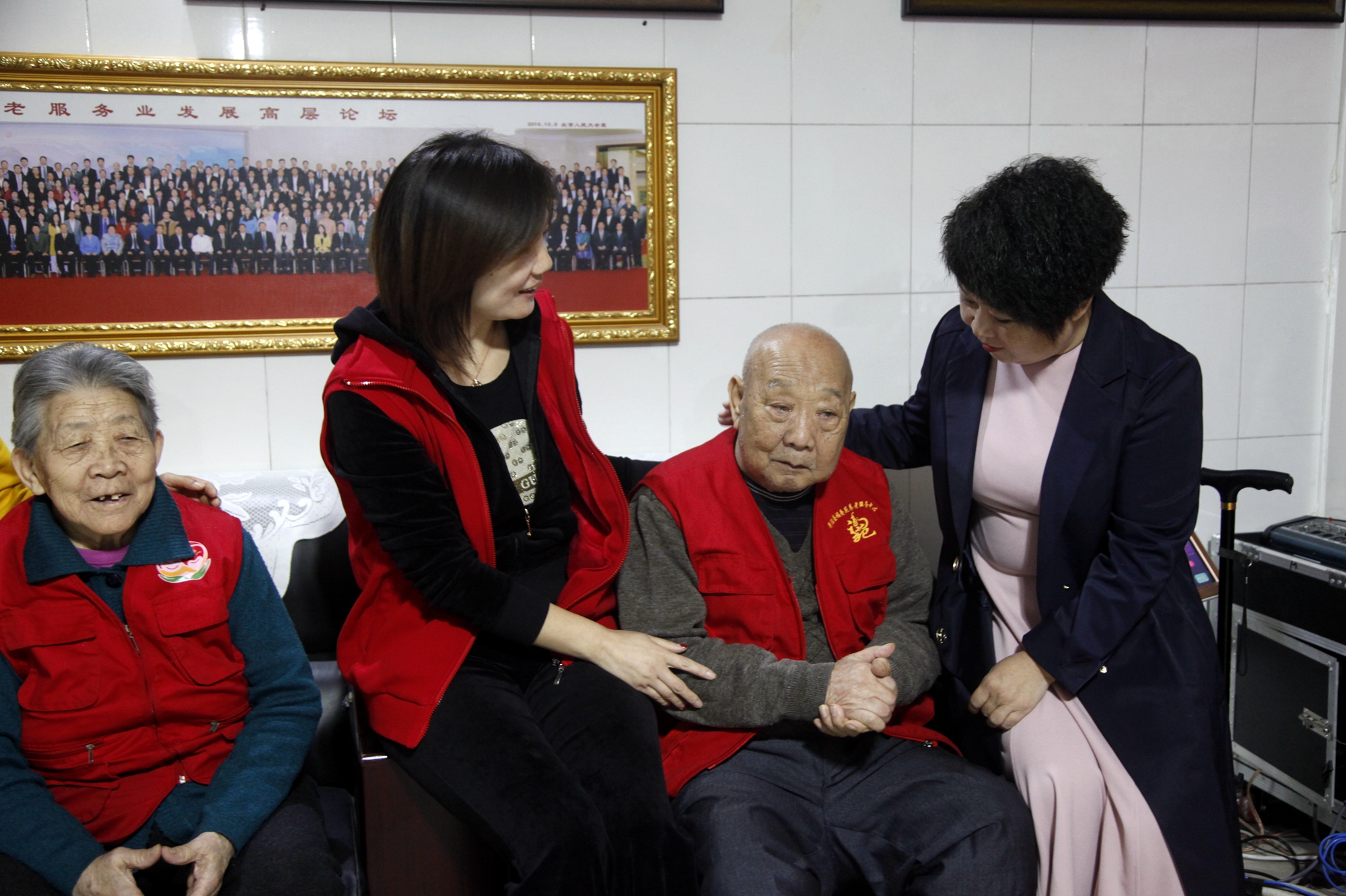 一份份爱心走进井陉福寿苑养老院，这个重阳老人不寂寞