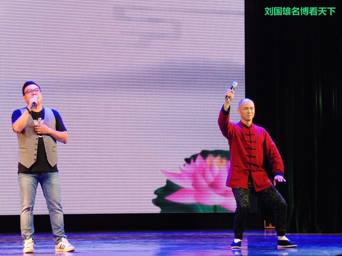 抱着个小孩,歌声还那么高亢,艺院老教授翁葵赢得满堂彩!