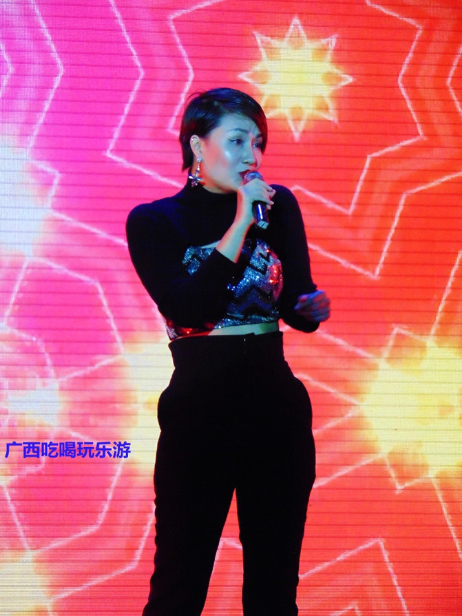 抱着个小孩，歌声还那么高亢，艺院老教授翁葵赢得满堂彩！