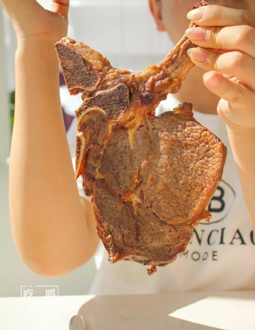 南阳shou家全透明撸猫咖啡馆！有手臂长的牛排！面包届的法拉利！