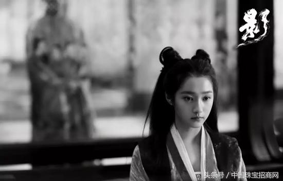 时代少年团关晓彤代言,关晓彤慈善夜造型