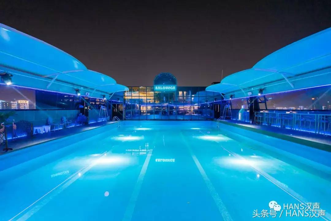 走，一起去武汉奇妙顶楼天台踢球蹦迪撸串