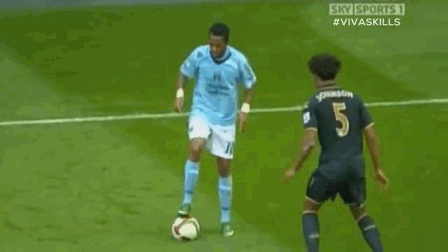 小罗内胯假动作过人,实况足球手游小罗假动作教程