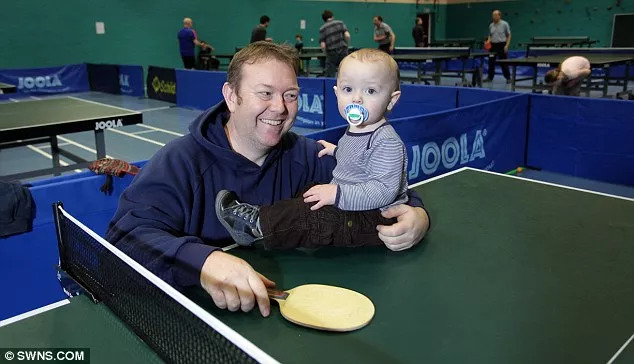 小孩倒立俯卧撑,倒立俯卧撑小学生练八块腹肌