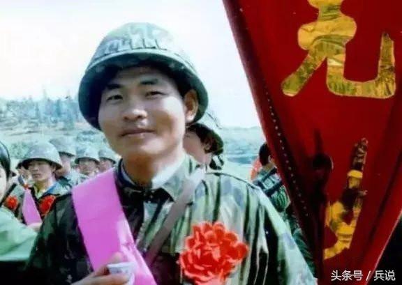 老山轮战的女兵,老山战场女兵背伤员