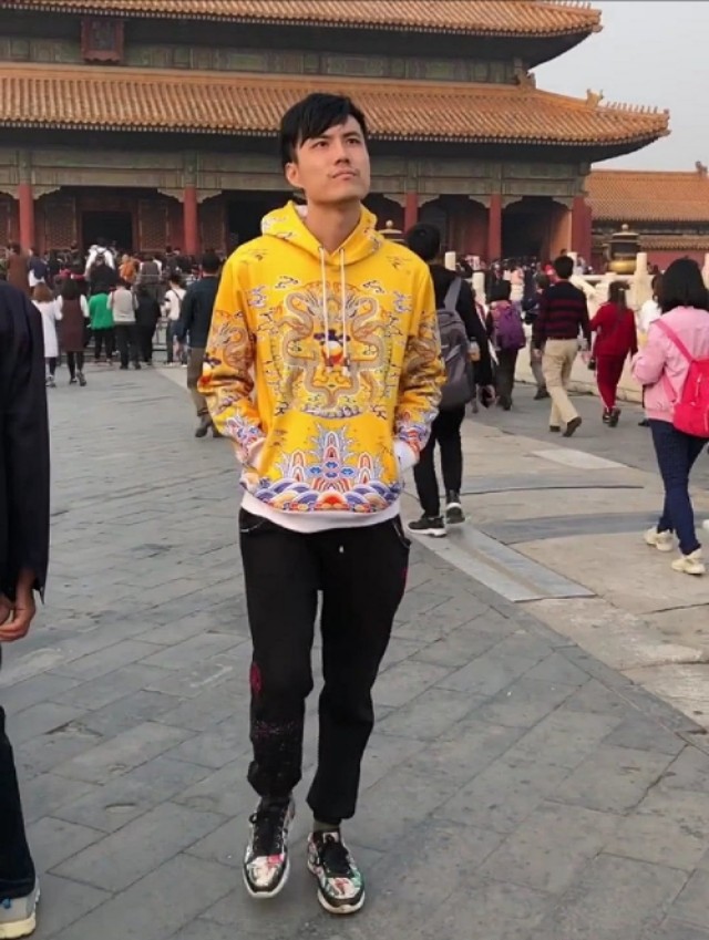 男子拍照路人,小伙拍照路人闯入镜头