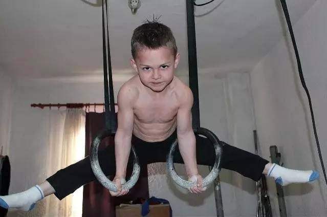 盘点那些满级小孩练出来的肌肉,最小的小男孩练肌肉