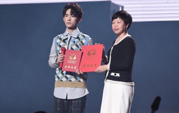 易烊千玺教王源跳舞收五块钱,明星一个月能挣多少钱蔡徐坤