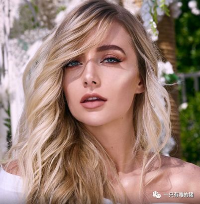 深扒摔跤炫富：原来富婆们20w包包里的东西也没什么了不起