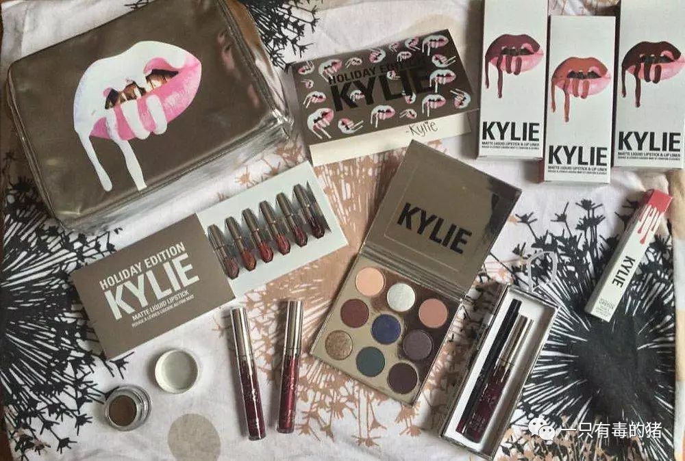 深扒摔跤炫富：原来富婆们20w包包里的东西也没什么了不起