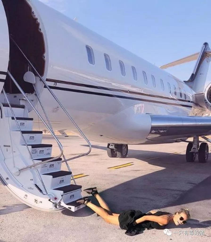 深扒摔跤炫富：原来富婆们20w包包里的东西也没什么了不起