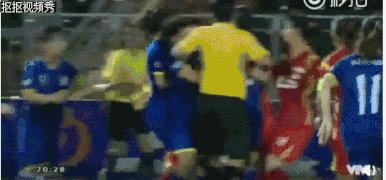 足球场上群殴场面并不少见，你见过女足赛场上的大规模群殴吗？