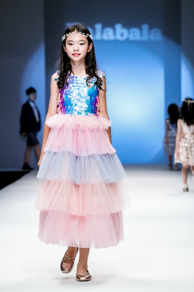 巴拉巴拉唐老鸭羽绒服深蓝,巴拉巴拉迪士尼唐老鸭联名款