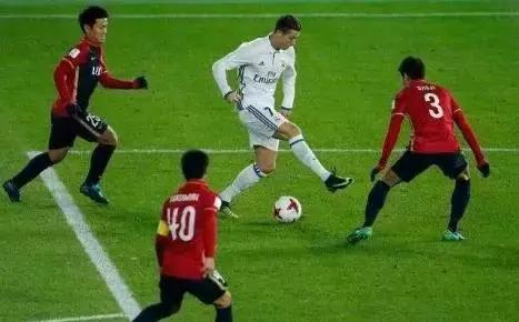 交叉步足球过人,交叉步变向过人