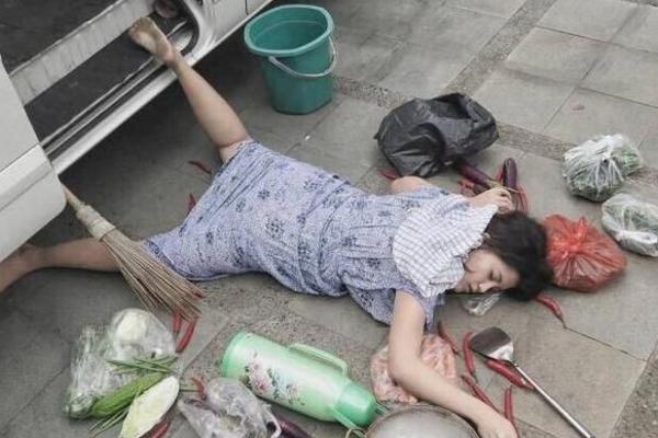 现在流行假摔炫富？谢楠“摔”出的东西引人羡慕，网友：你赢了！