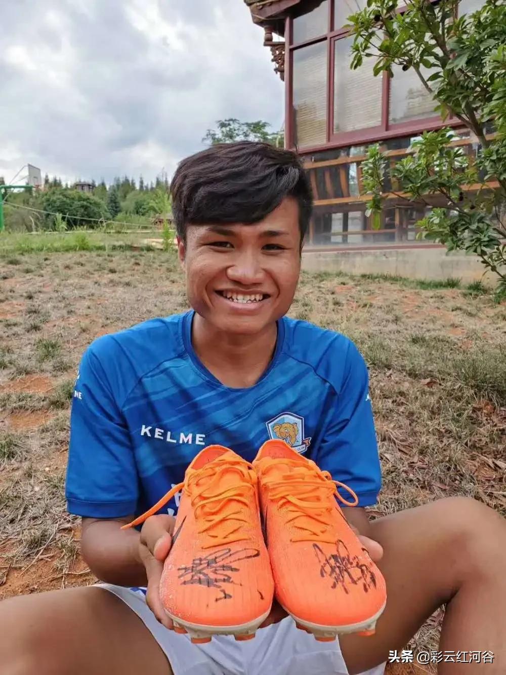 水里打球的少年,水中踢球的少年考上大学