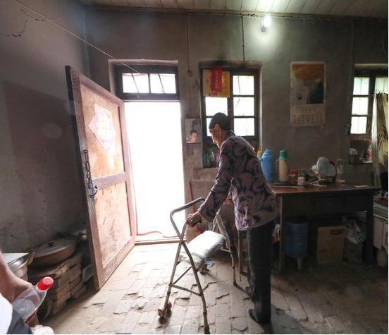 6岁为“美”被迫缠脚：三寸小脚走到百岁，看这位奶奶活成啥样子