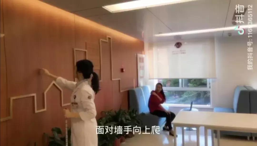 肩膀疼抬不起胳膊用什么药,肩膀疼抬不高肩周炎一根棍子搞定