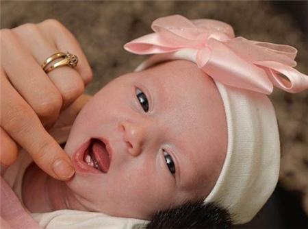 新生宝宝长马牙怎么回事,宝宝长马牙正不正常