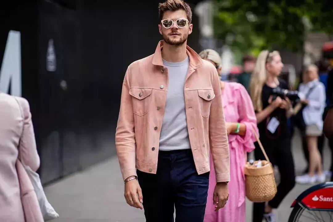摆脱“全员恶人紫”和“原谅绿”,粉色才是最时尚的颜色