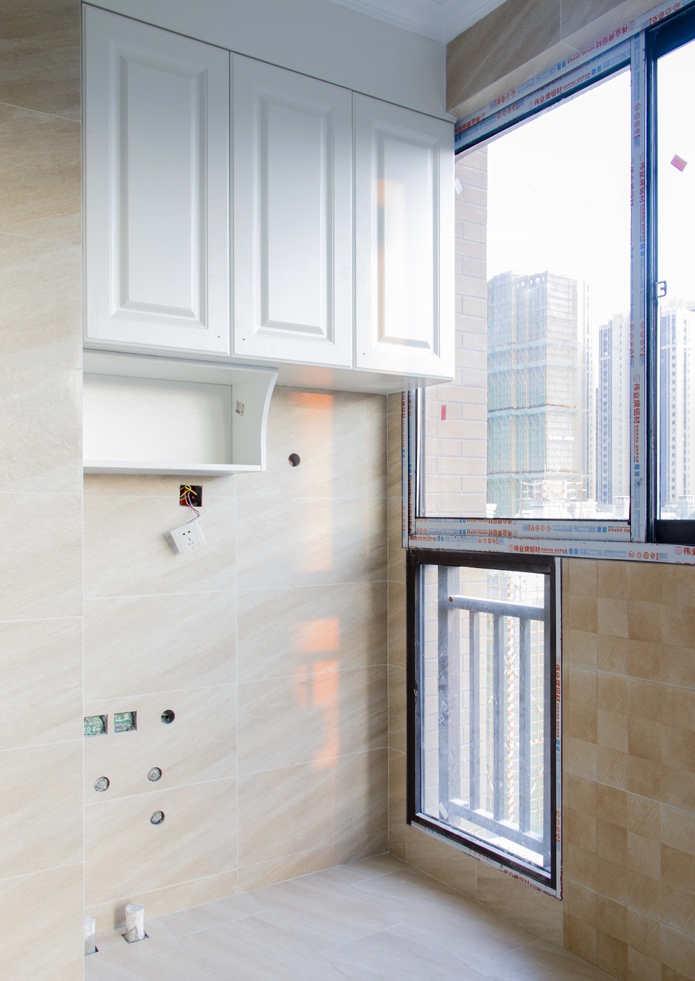 阳台外墙过高能砸吗,顶楼阳台外墙太高怎么处理